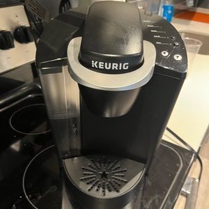 Keurig coffee maker, lightly used, 3 cup sizes and reusable kcup included